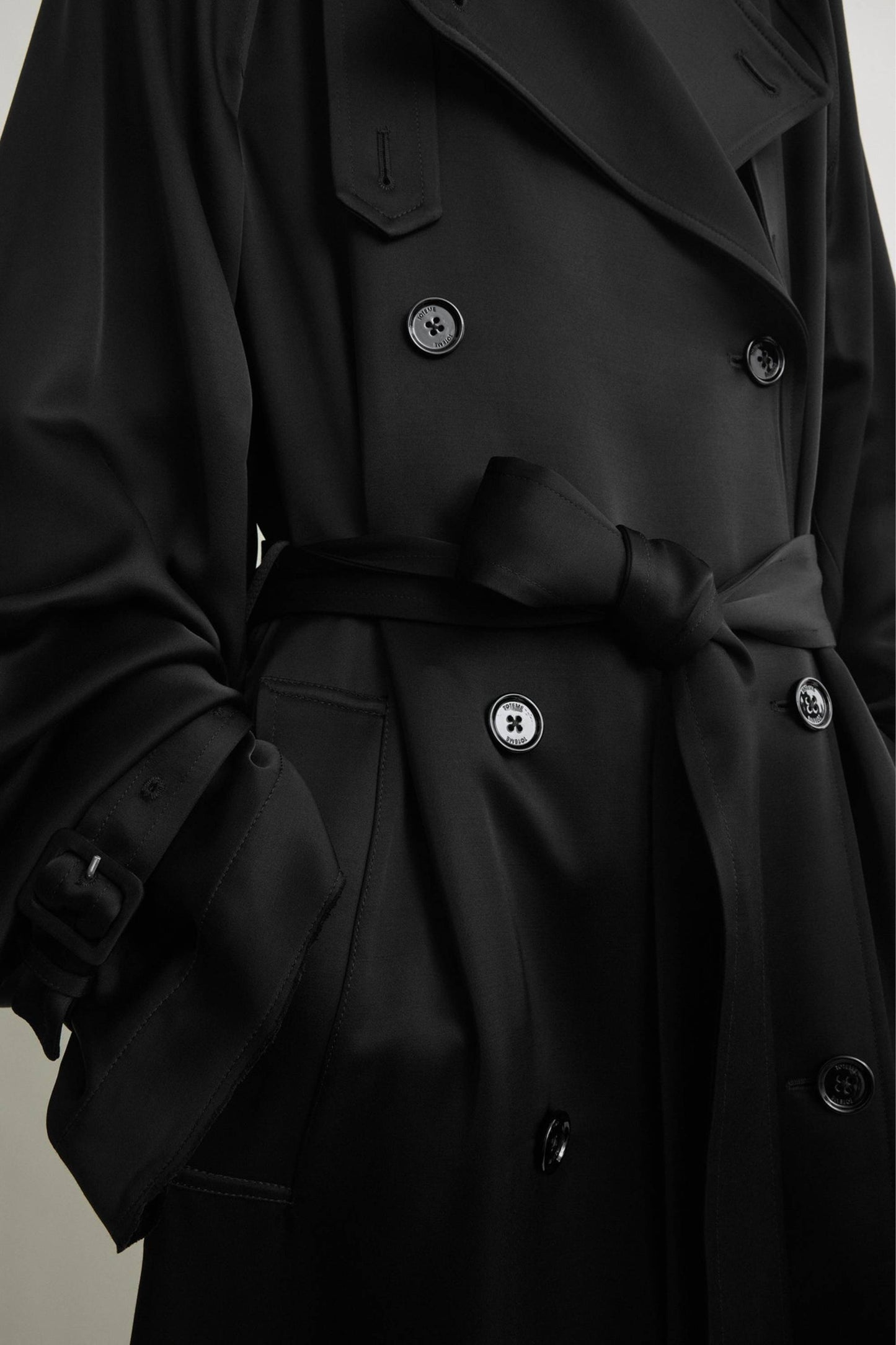 Trenchcoat Draped Satin in SchwarzToteme - Anita Hass