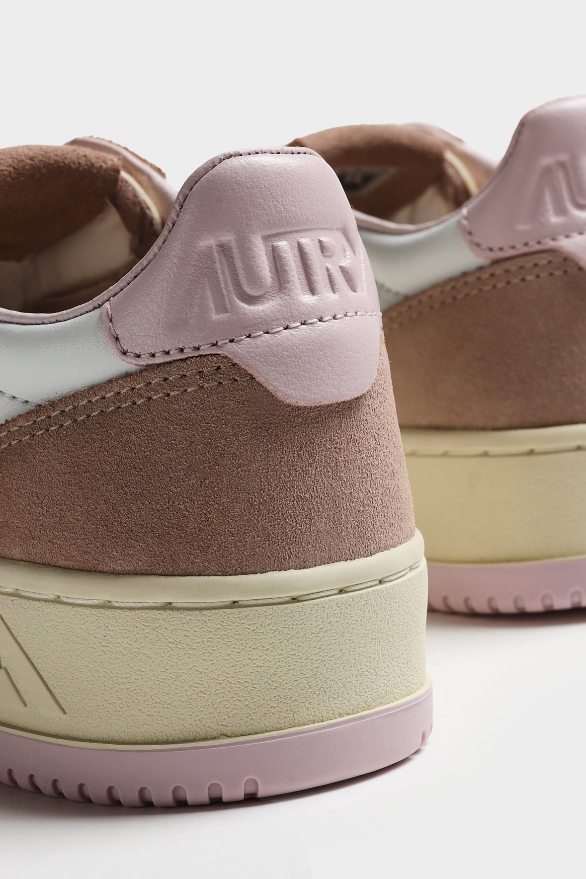 Sneaker Medalist in White/Suede Phard