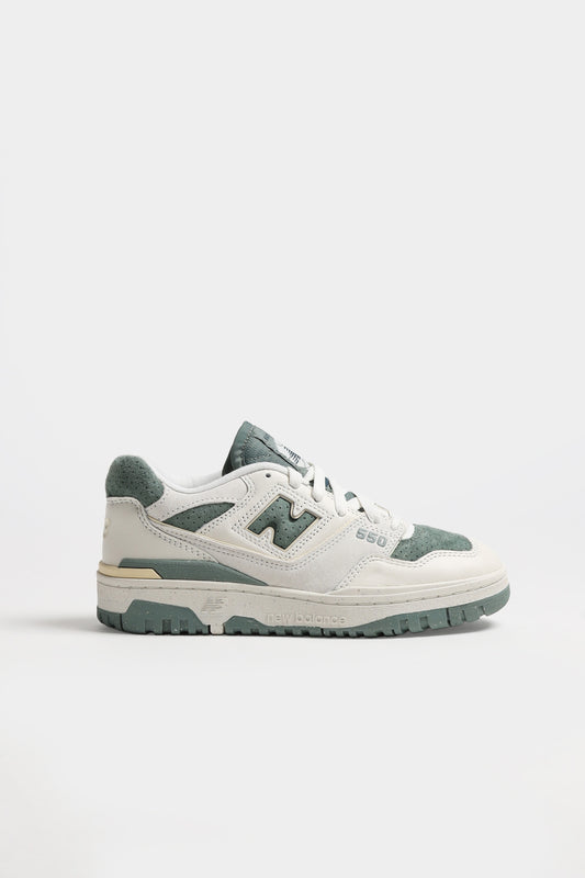 Sneaker 550 in Sea Salt/Dark JuniperNew Balance - Anita Hass