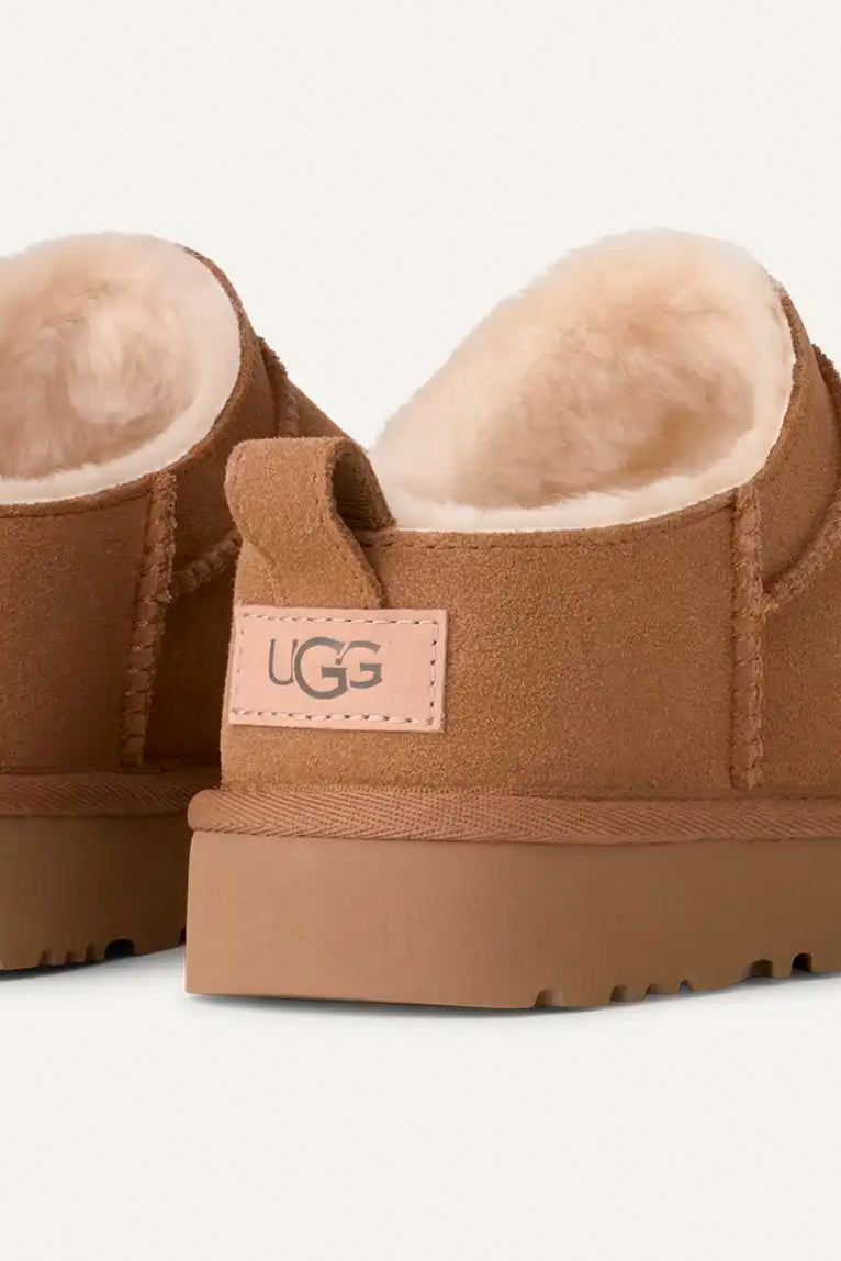 Boots Classic Micro in ChestnutUGG - Anita Hass