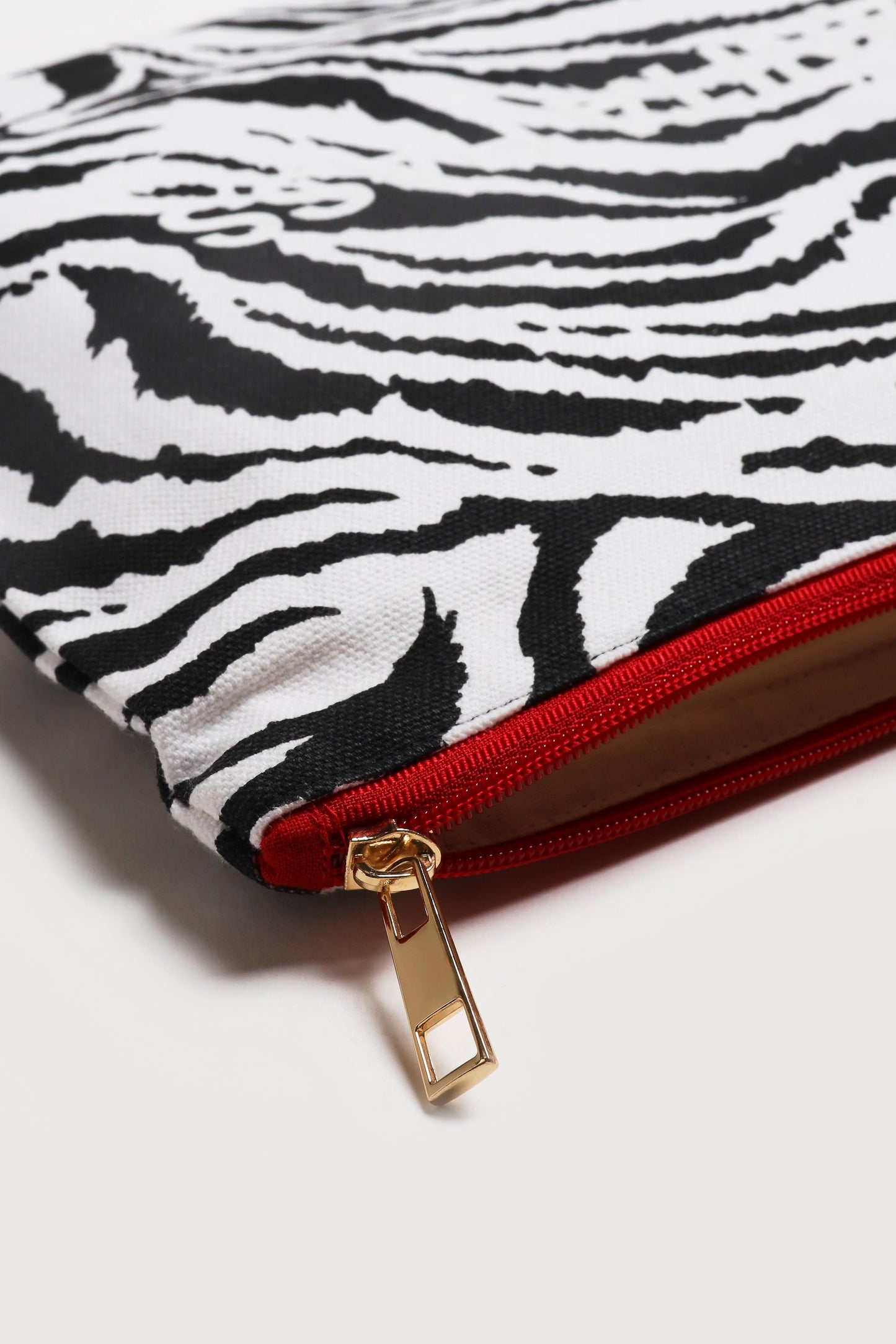 Pouch 'Heart' in White Zebra Anita Hass