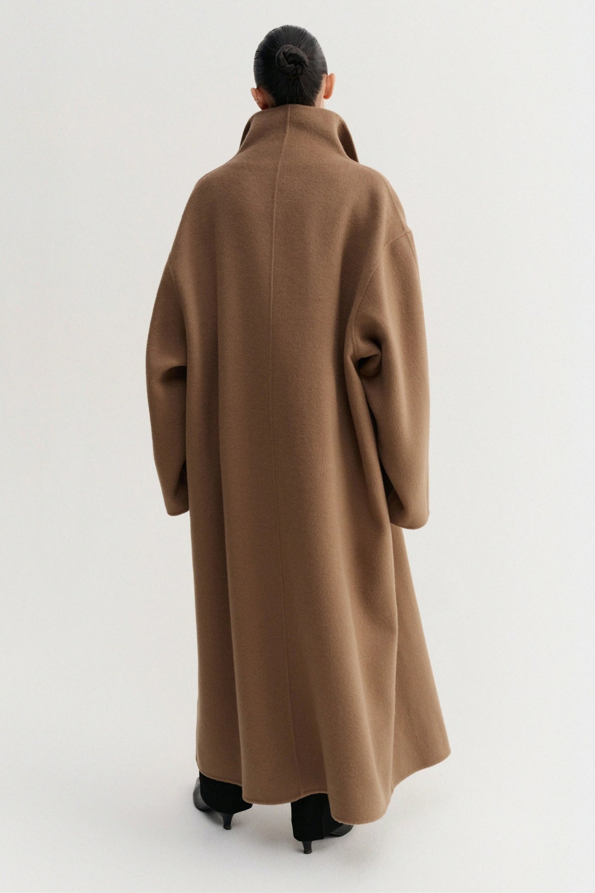 Mantel Kaity in Tan Almada Label