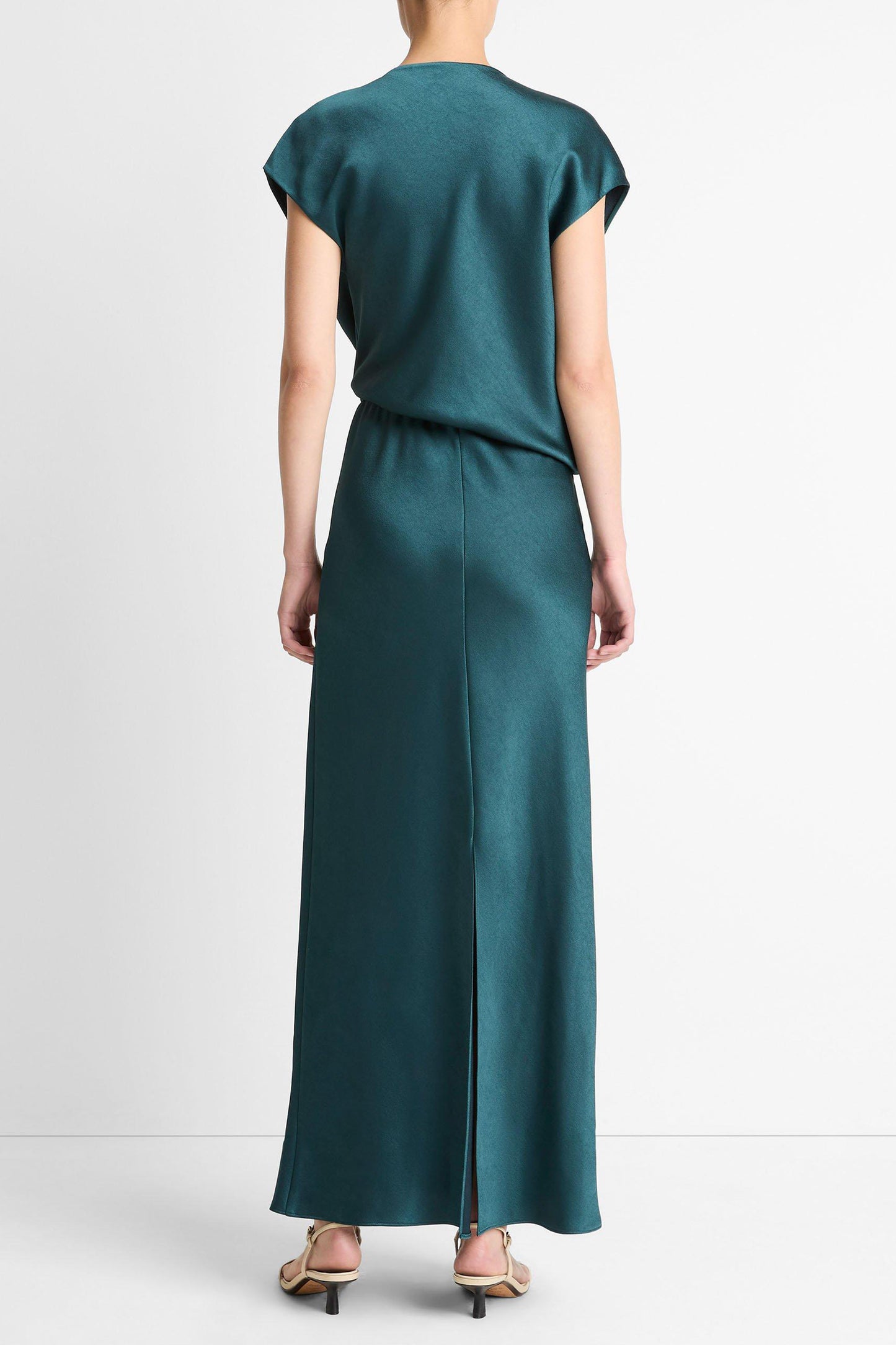 Vestido drapeado con capucha en Juniper