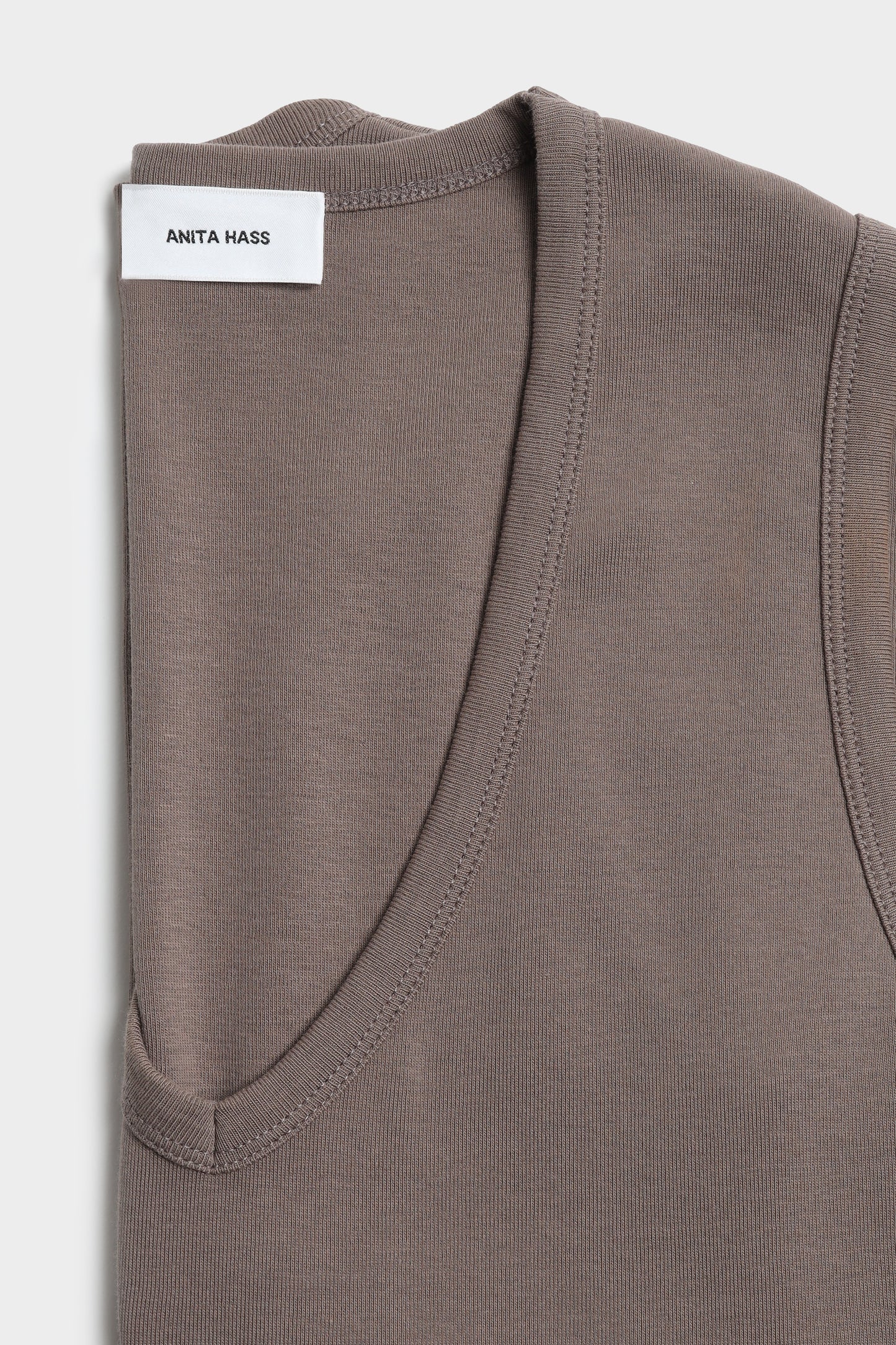 Camiseta sin mangas «The V Neck» en color taupe de Anita Hass - Anita Hass