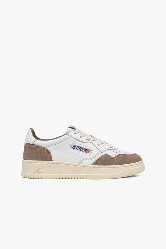Sneaker Medalist in White/Tobacco Suede Autry