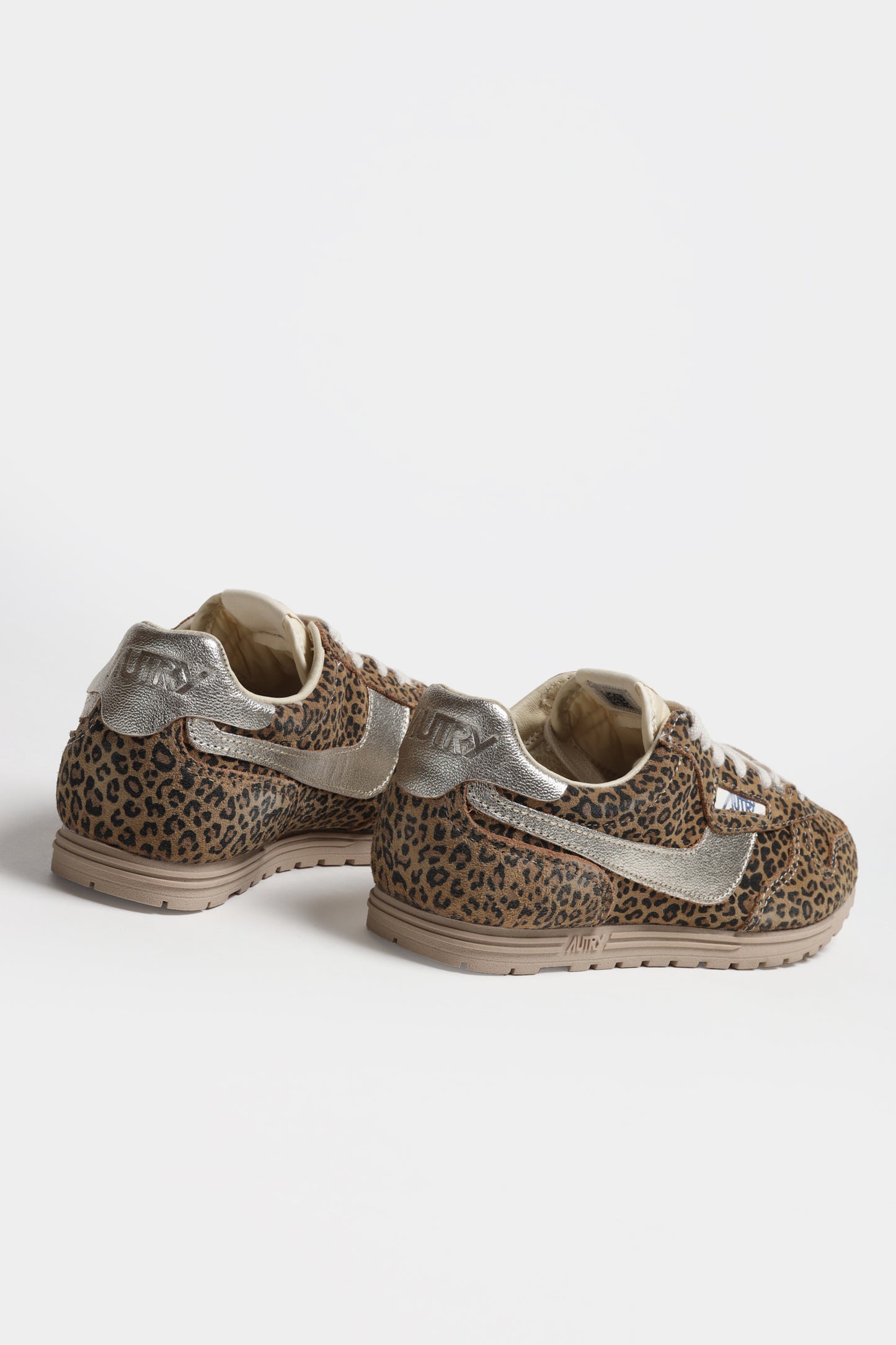 Zapatillas Windspin en ante con estampado de leopardo de Autry - Anita Hass