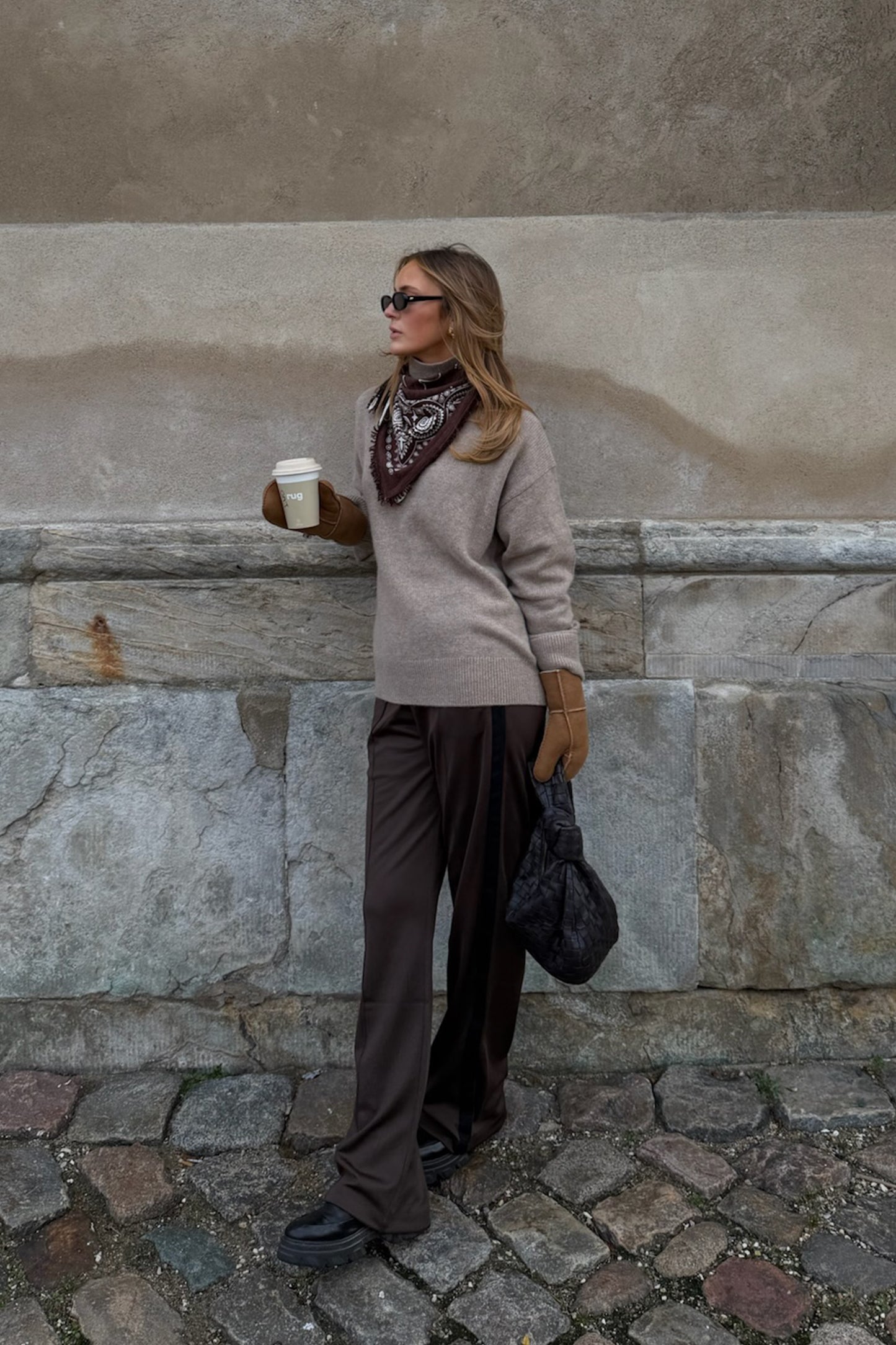 Cloud gloves in cognac