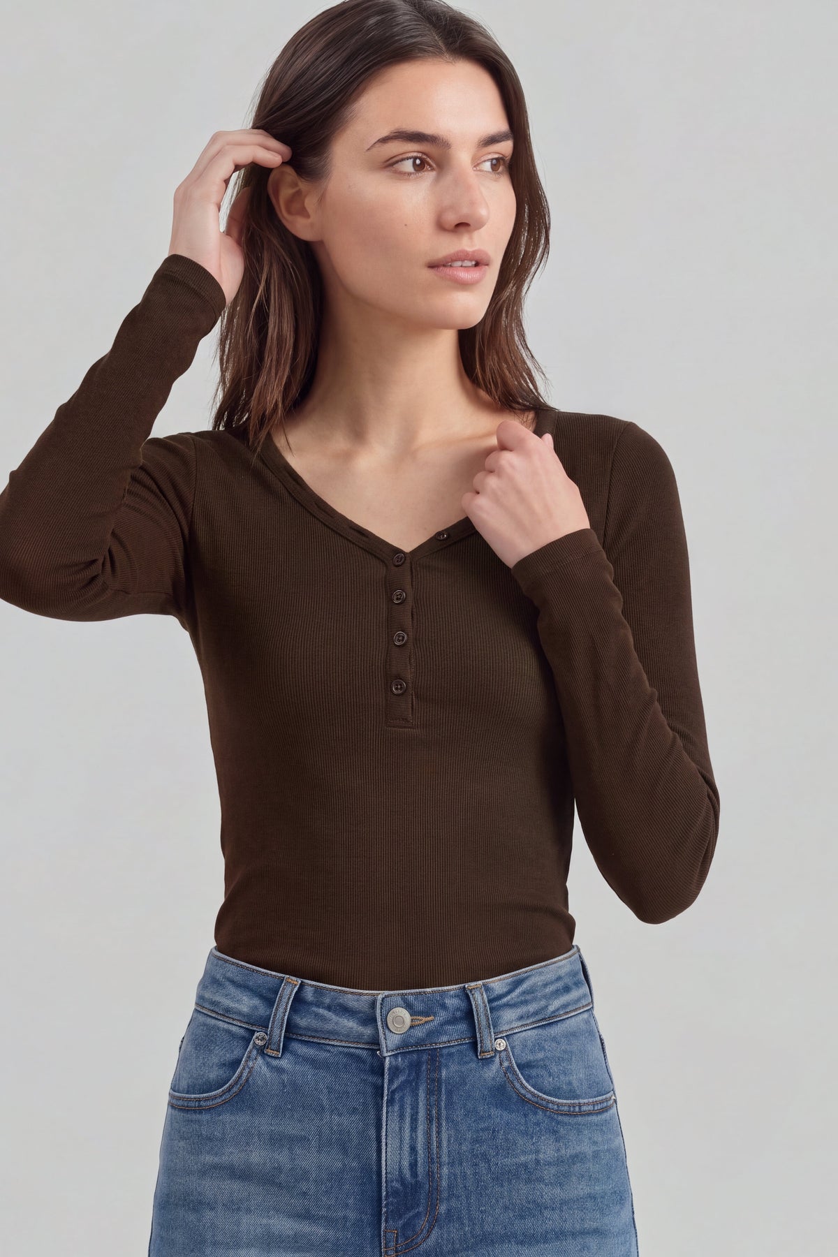 Greta Set in Dunkelbraun/Graphite/Winetasting Ladneri – Model ist 1,78 m groß und trägt Gr. S