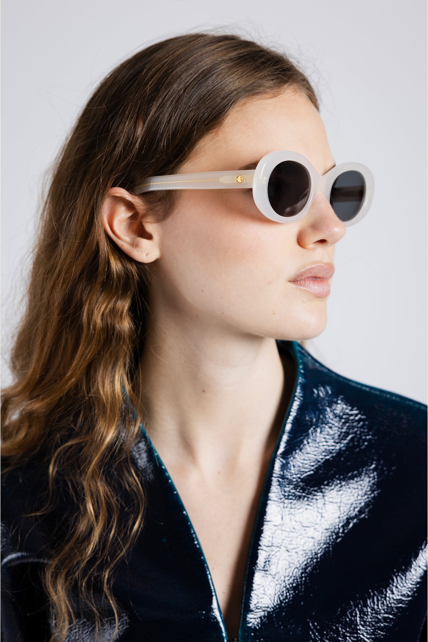 Sonnenbrille 141 Waverly Pl in Weiß/Grau Side Eye