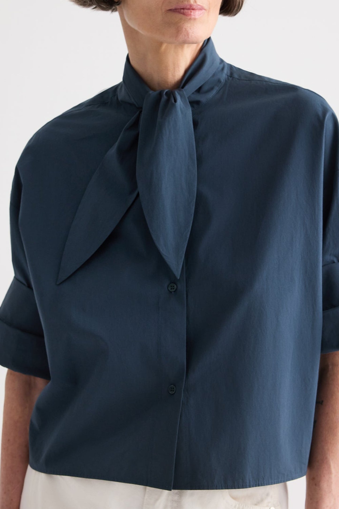 Bluse Tie One On in Sea Storm TWP Clothing