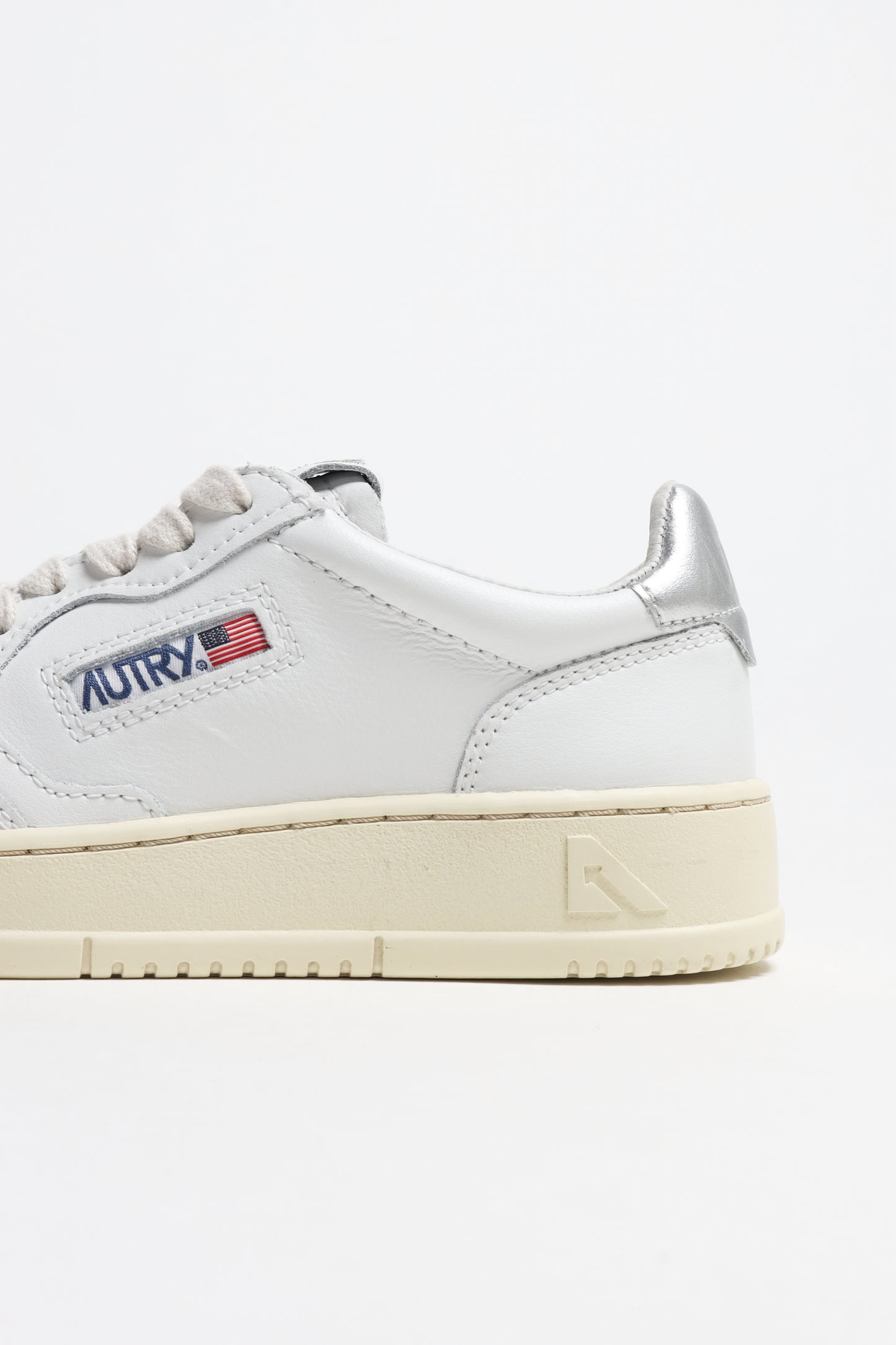 Sneaker Medalist in Weiß/Silber Autry