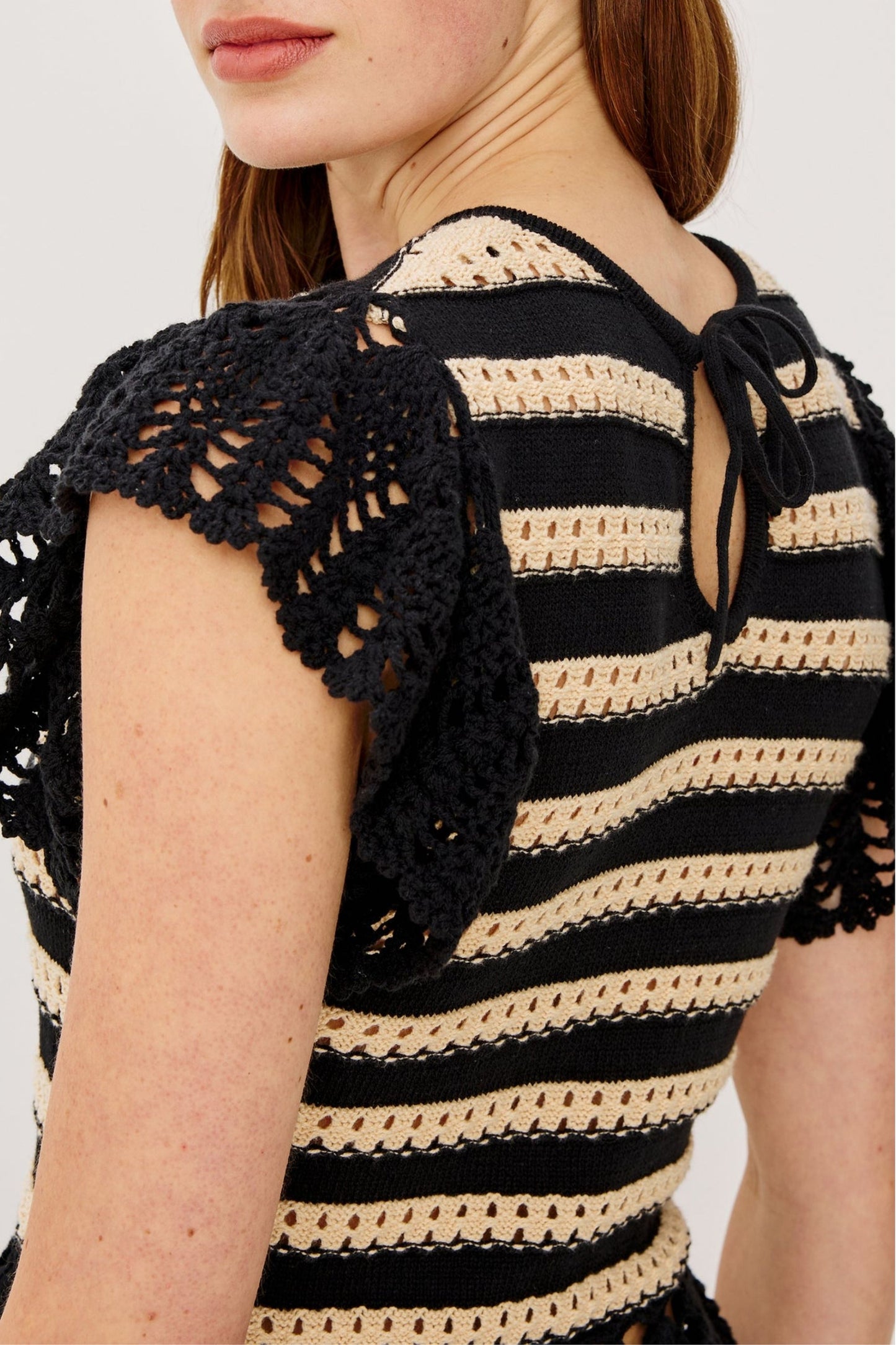 黑色燕麦条纹针织上衣 Coen