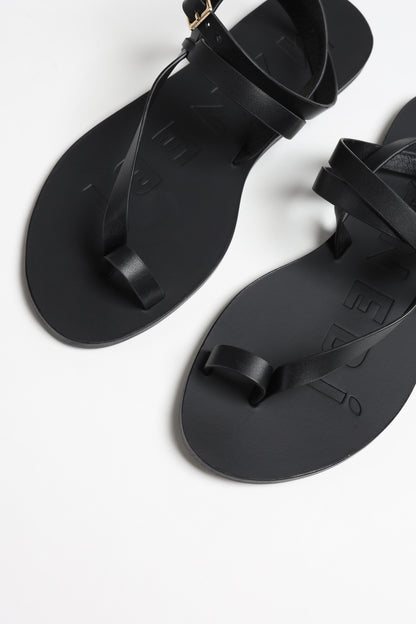 Toeloop sandal in black