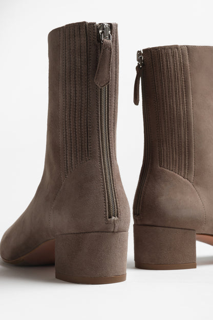 Boots Saint Honoré 35 in TortoraAquazzura - Anita Hass