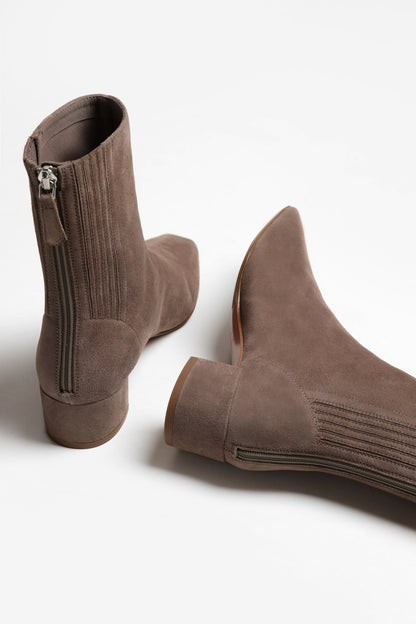 Boots Saint Honoré 35 in TortoraAquazzura - Anita Hass