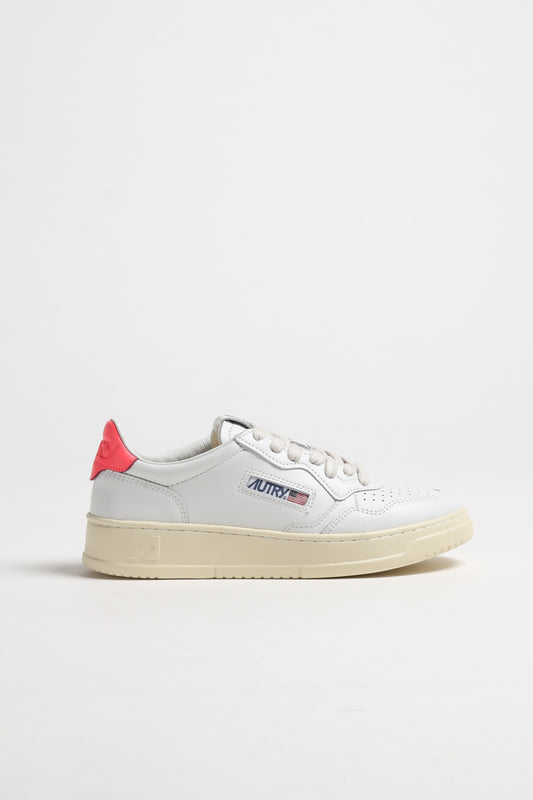 Medalist Low sneaker in white/coral