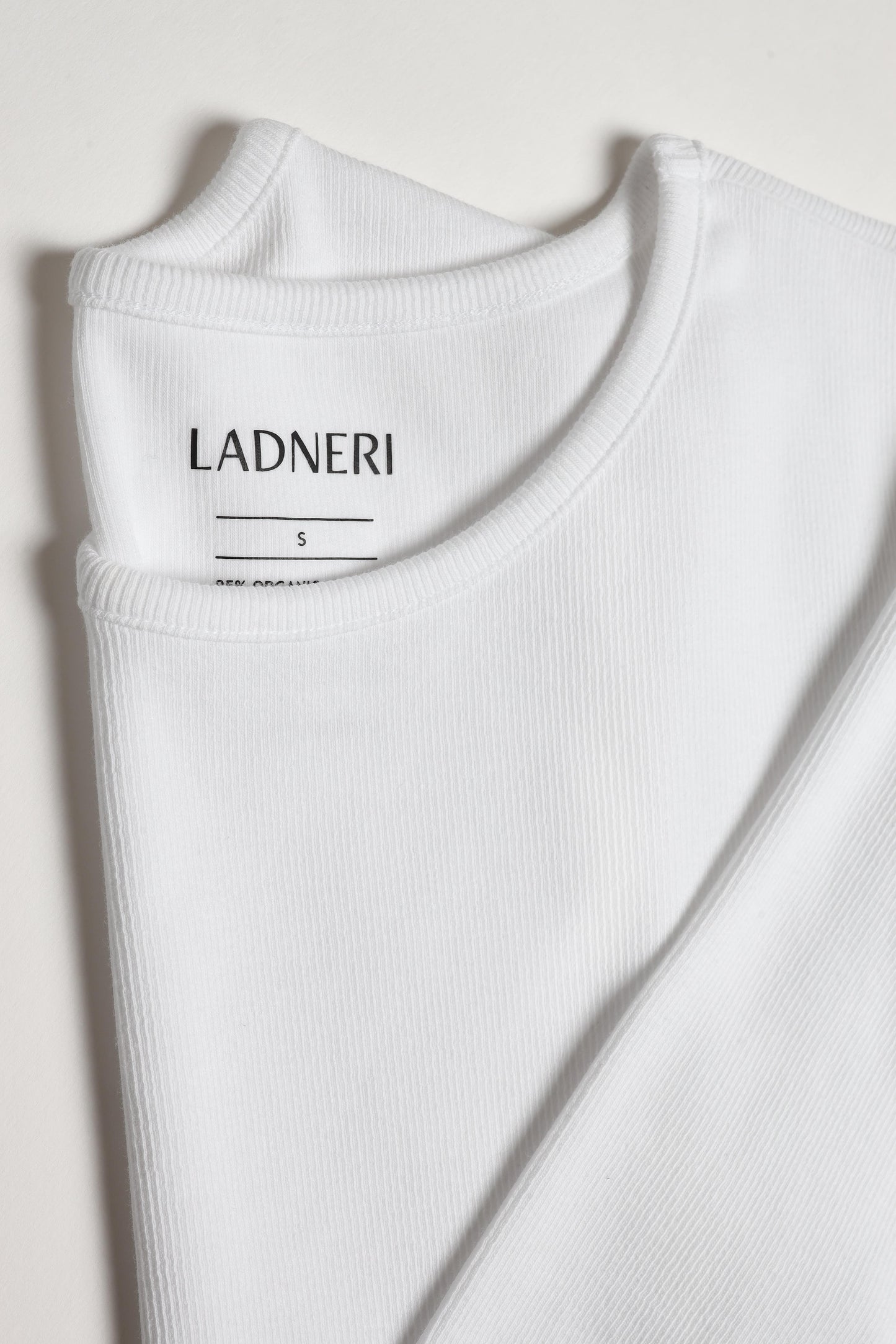 Línea de manga larga en blanco