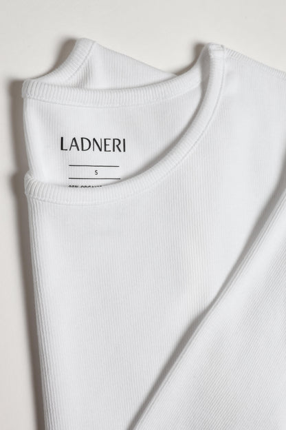 Línea de manga larga en blanco