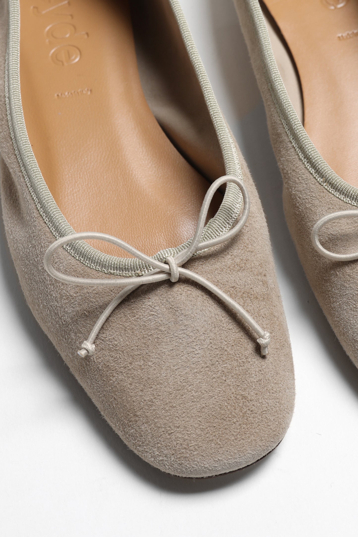 Ballerinas Tiby in Sand Suede Aeyde