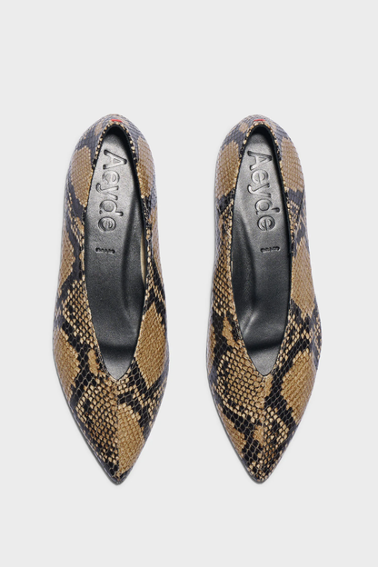 Loafer Moa in Snake Hazelnut