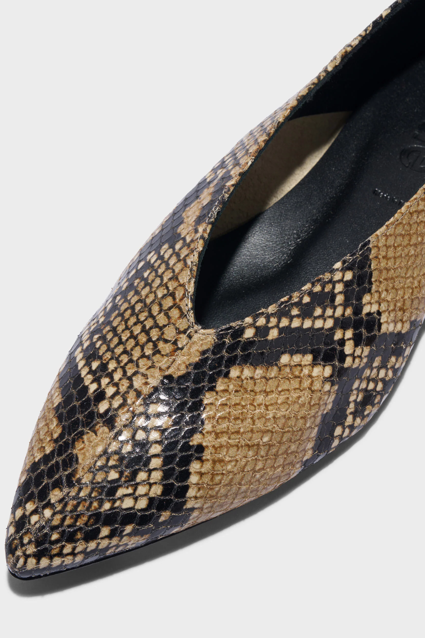 Loafer Moa in Snake Hazelnut