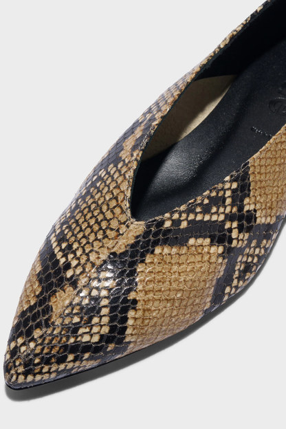 Loafer Moa in Snake Hazelnut
