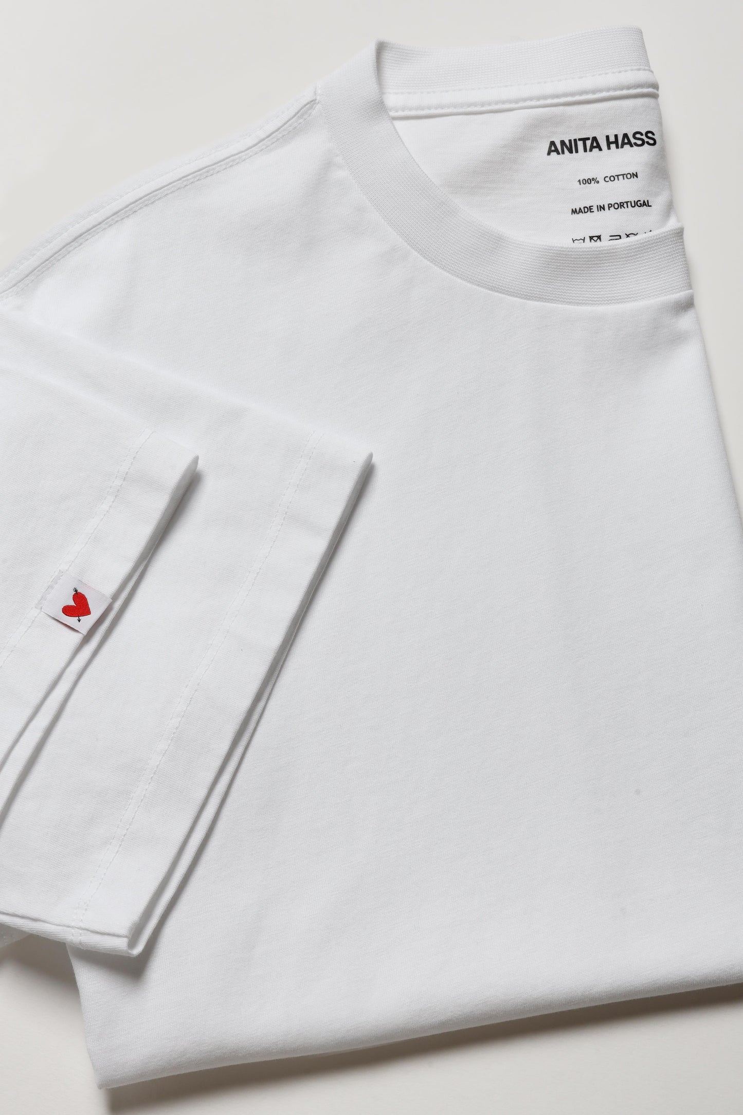 ホワイトのTシャツ「Heart Flag」Anita Hass - Anita Hass