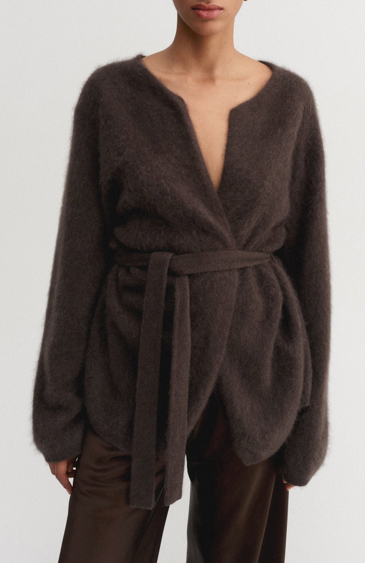 Cardigan Aria in Chocolate Almada Label