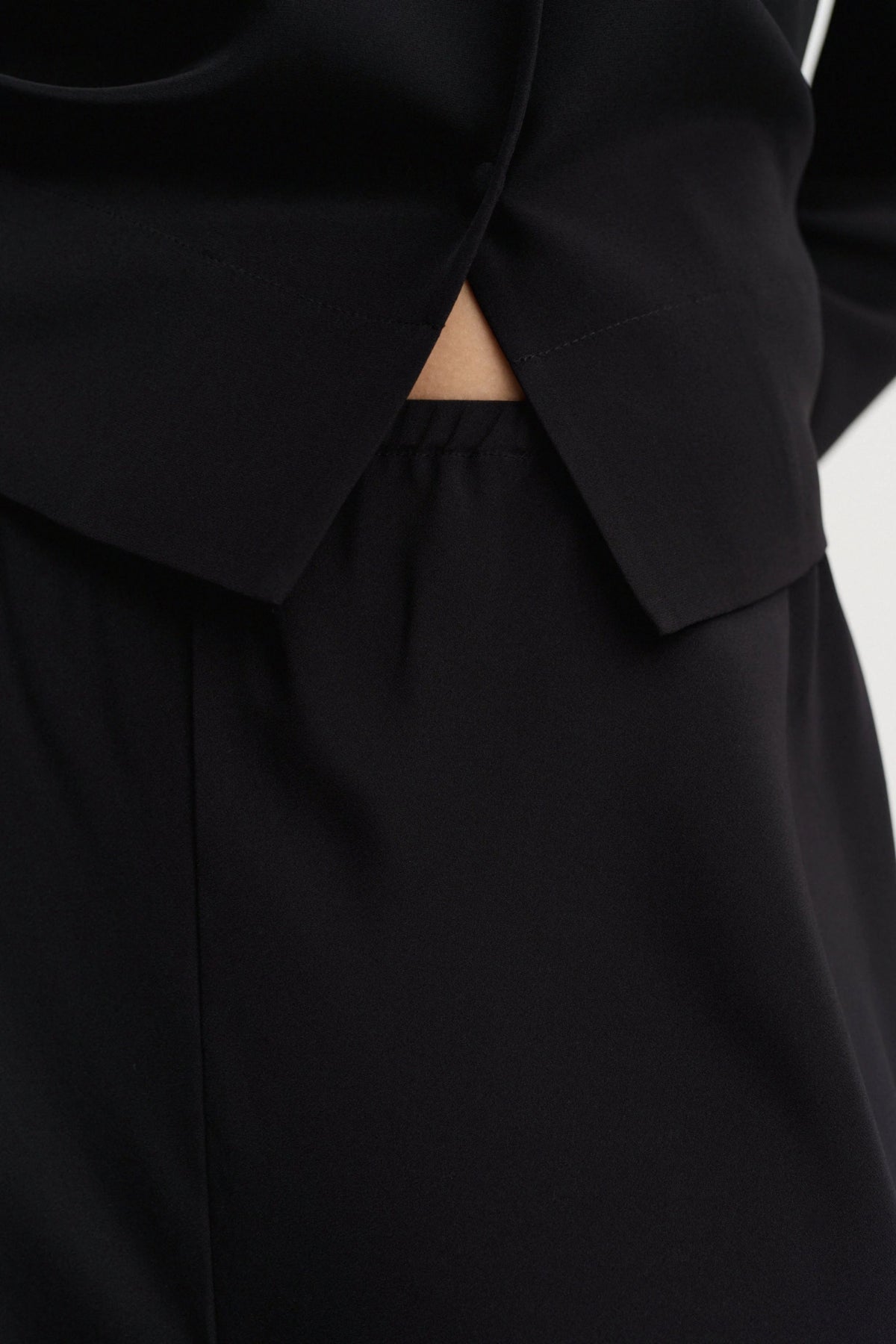 Hose Philine in Schwarz Almada Label