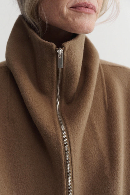 Jacke Lindy in Tan Almada Label