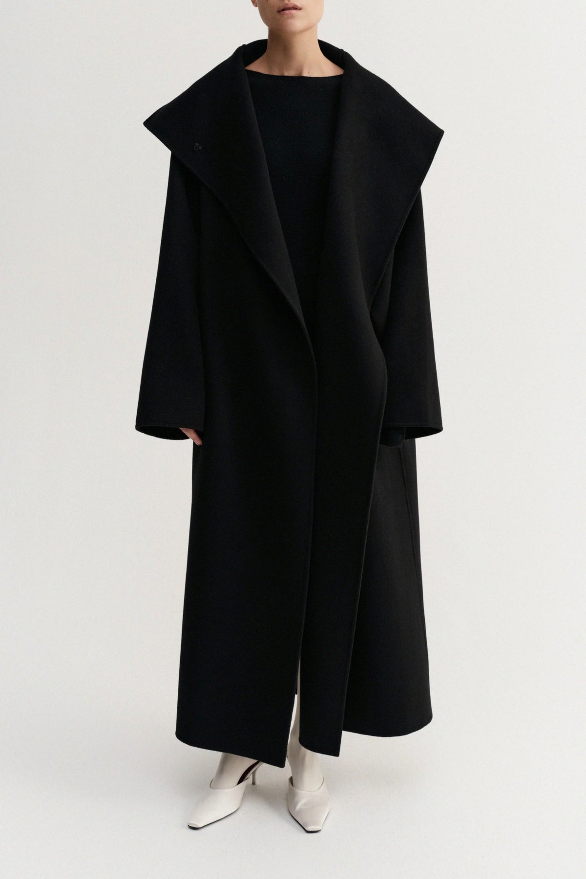Mantel Kaity in Schwarz Almada Label