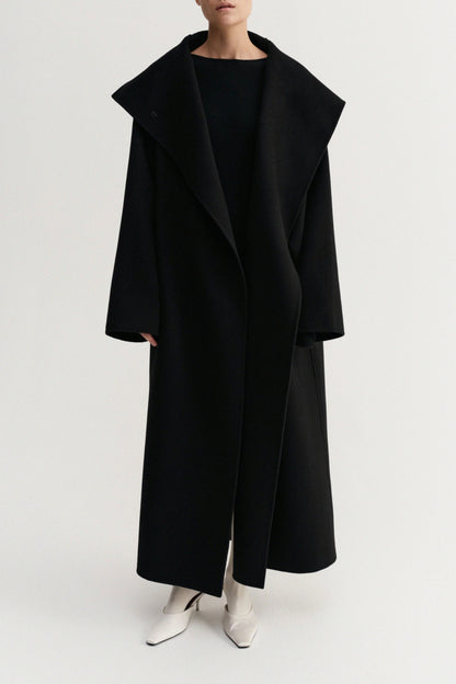 Mantel Kaity in Schwarz Almada Label