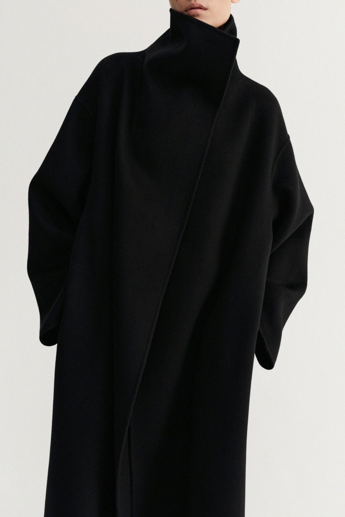 Mantel Kaity in Schwarz Almada Label