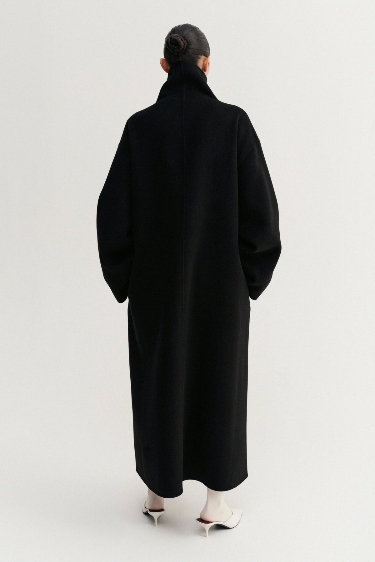 Mantel Kaity in Schwarz Almada Label