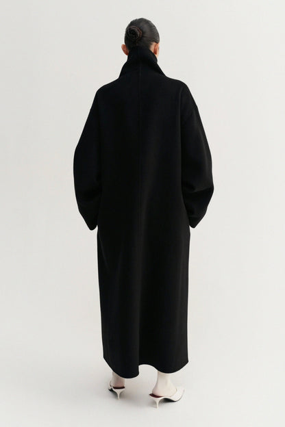 Mantel Kaity in Schwarz Almada Label
