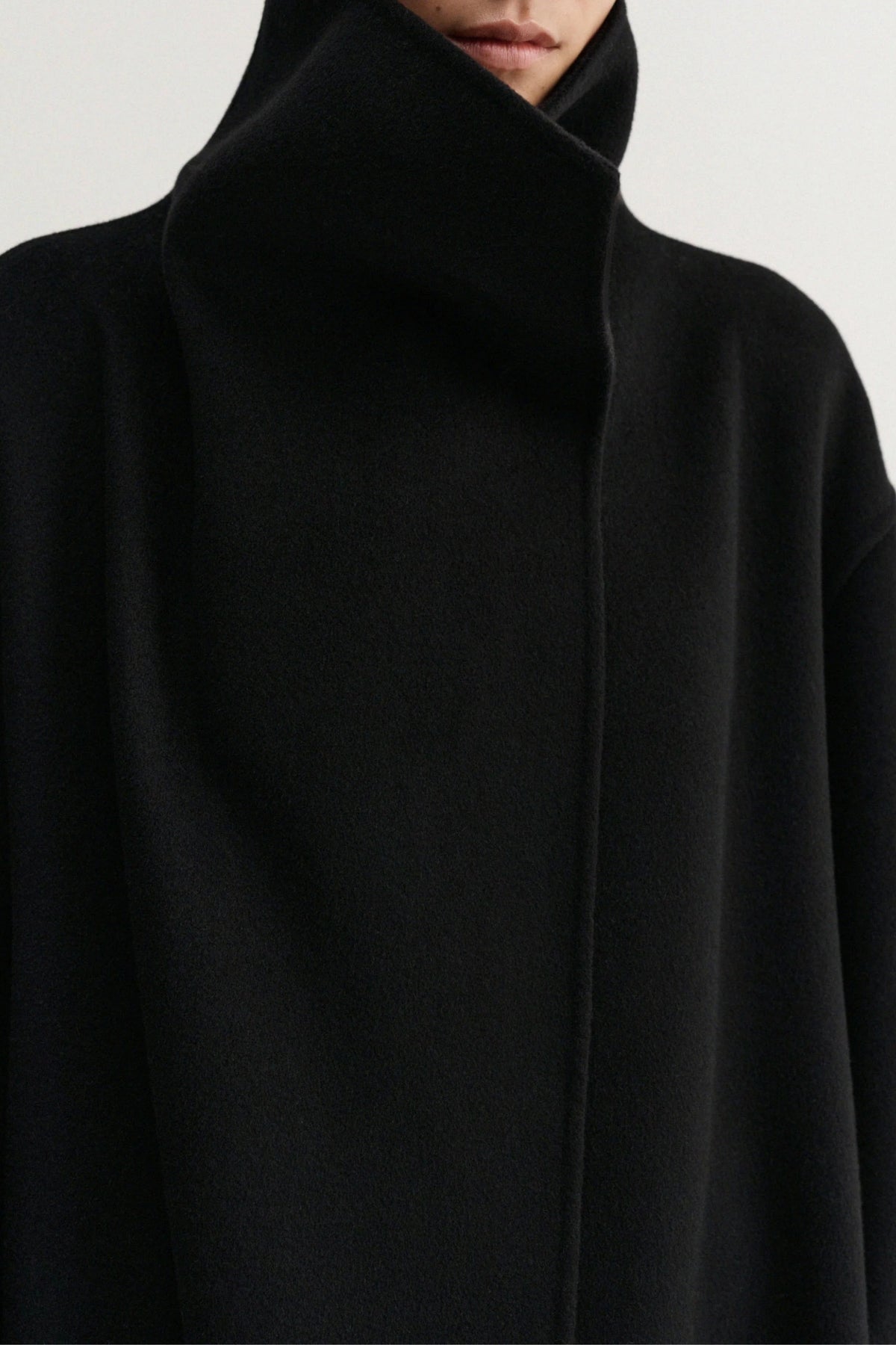 Mantel Kaity in Schwarz Almada Label