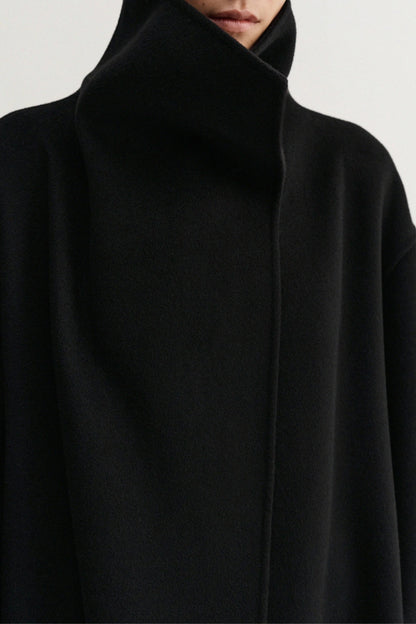 Mantel Kaity in Schwarz Almada Label