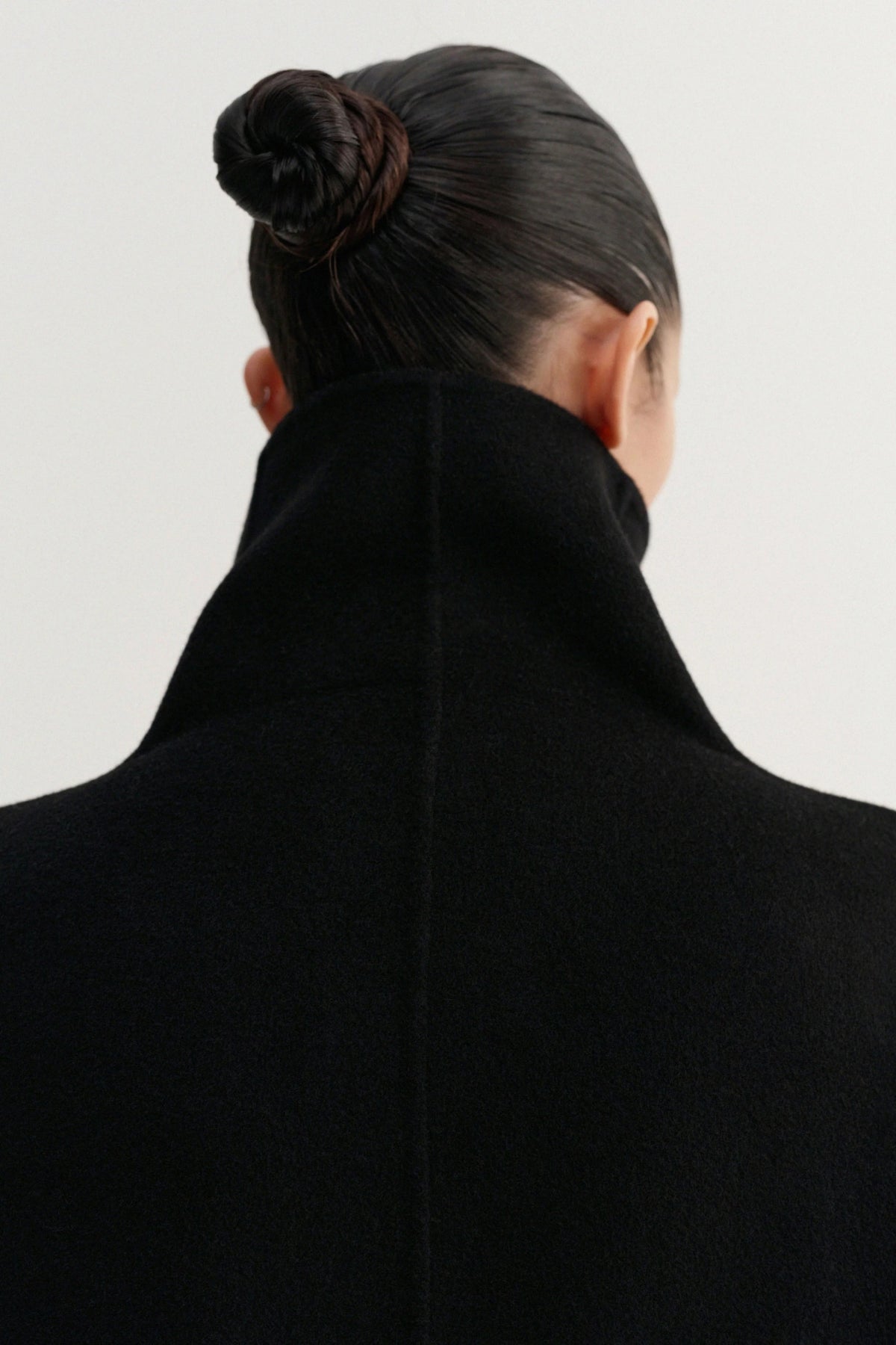 Mantel Kaity in Schwarz Almada Label