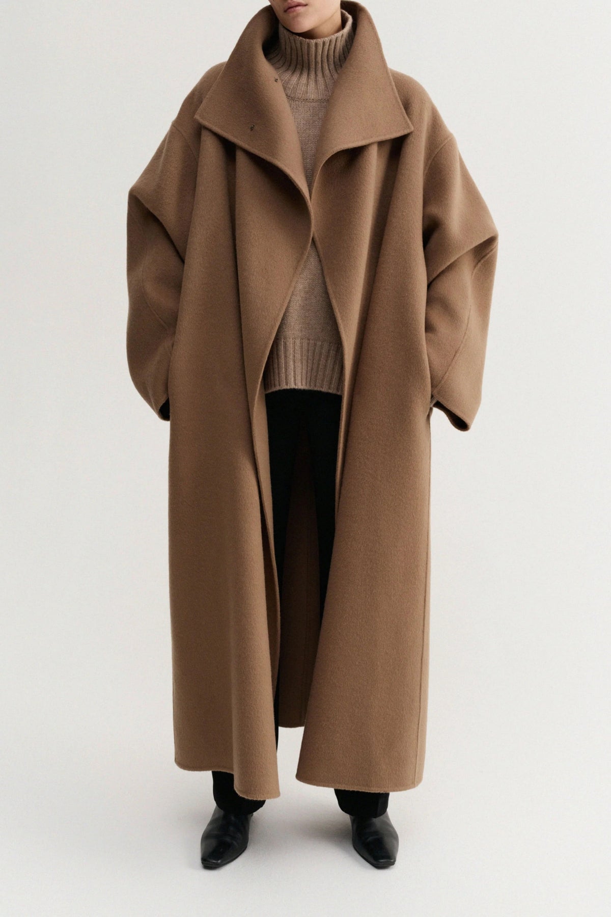 Mantel Kaity in Tan Almada Label