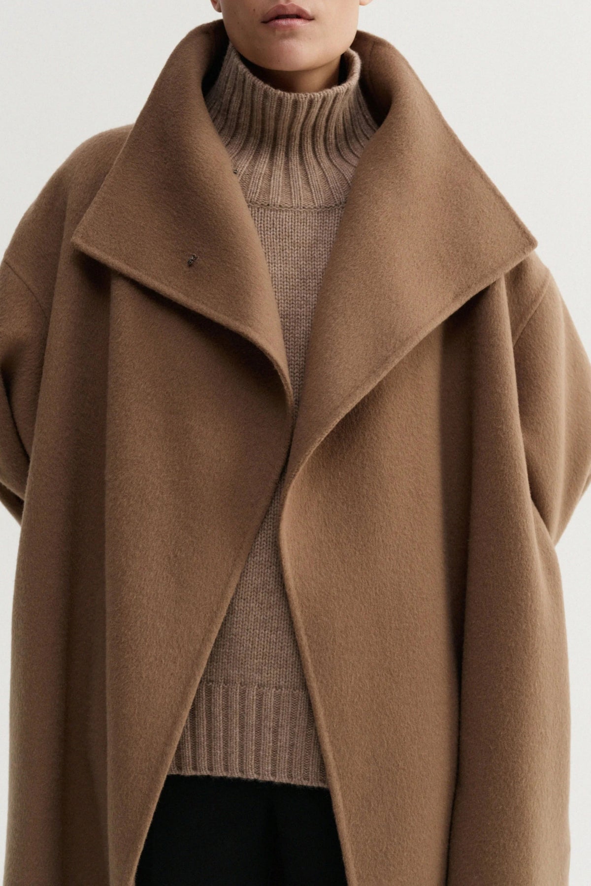 Mantel Kaity in Tan Almada Label
