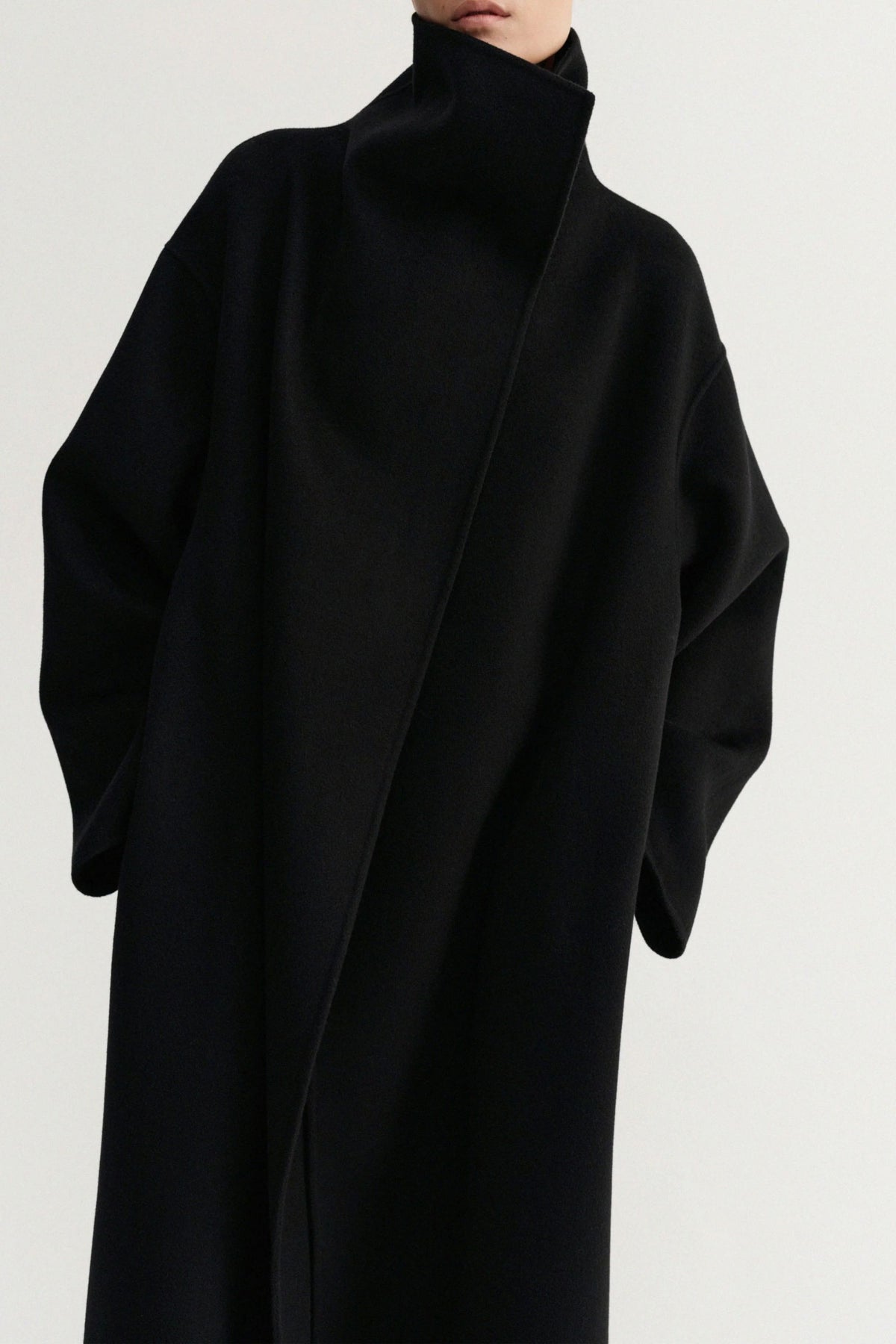 Mantel Thammy in Schwarz Almada Label