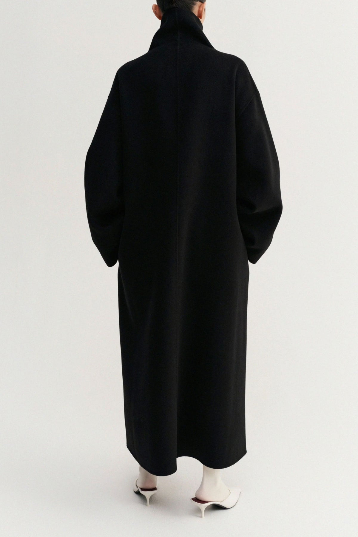 Mantel Thammy in Schwarz Almada Label