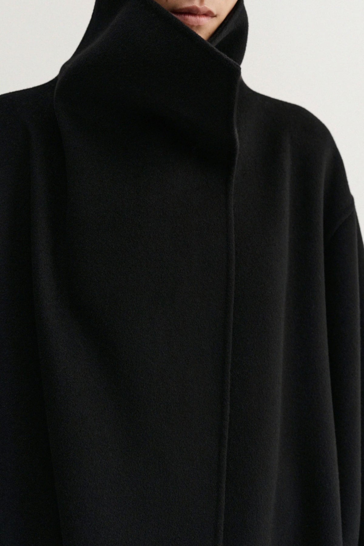Mantel Thammy in Schwarz Almada Label