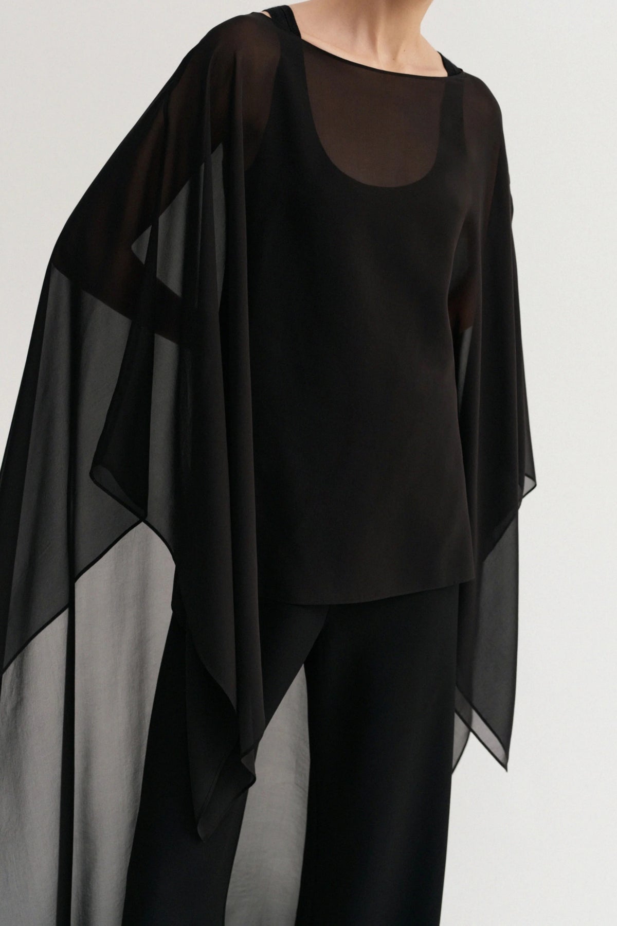 Seidencape Char in Schwarz Almada Label