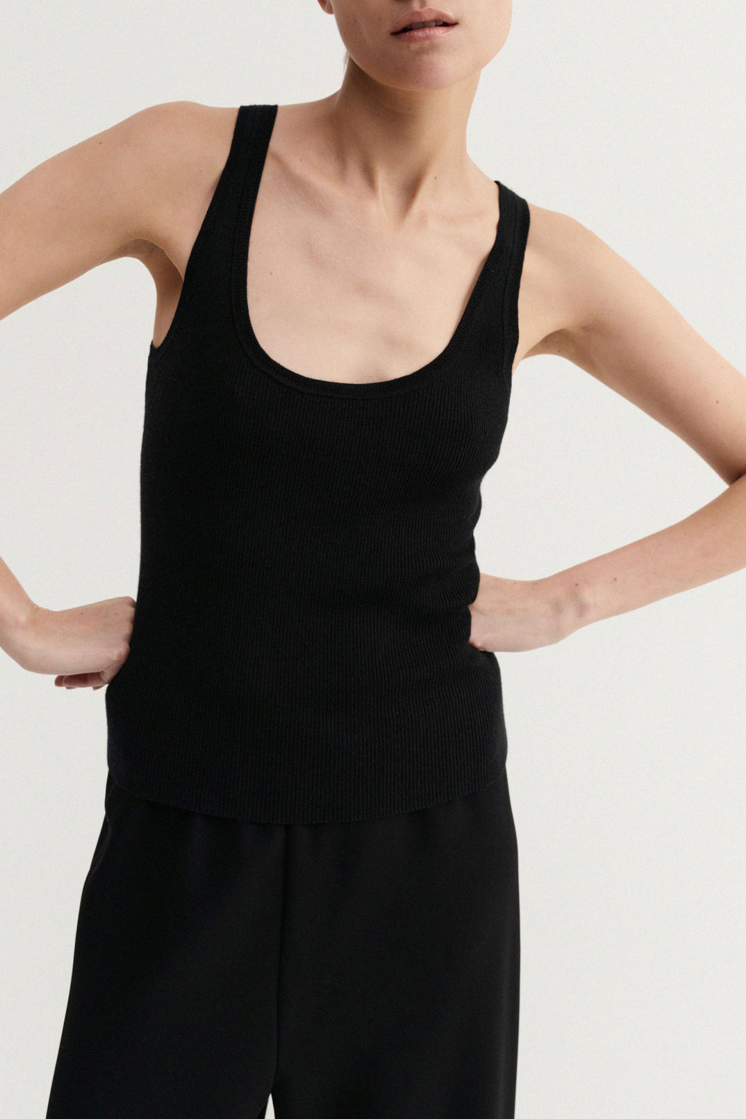 Top Indy Rib in Black Almada Label