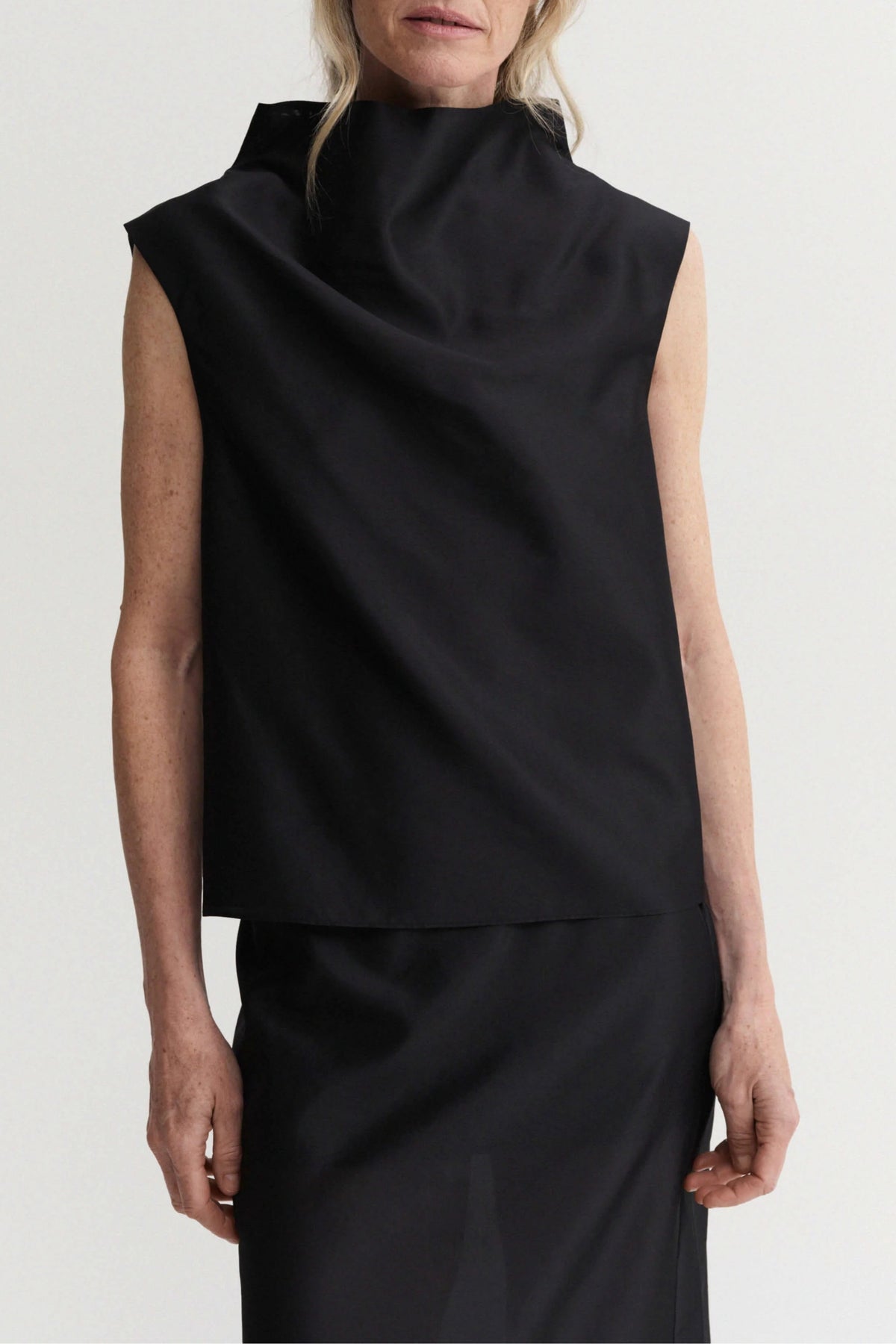 Top Kiera in Schwarz Almada Label