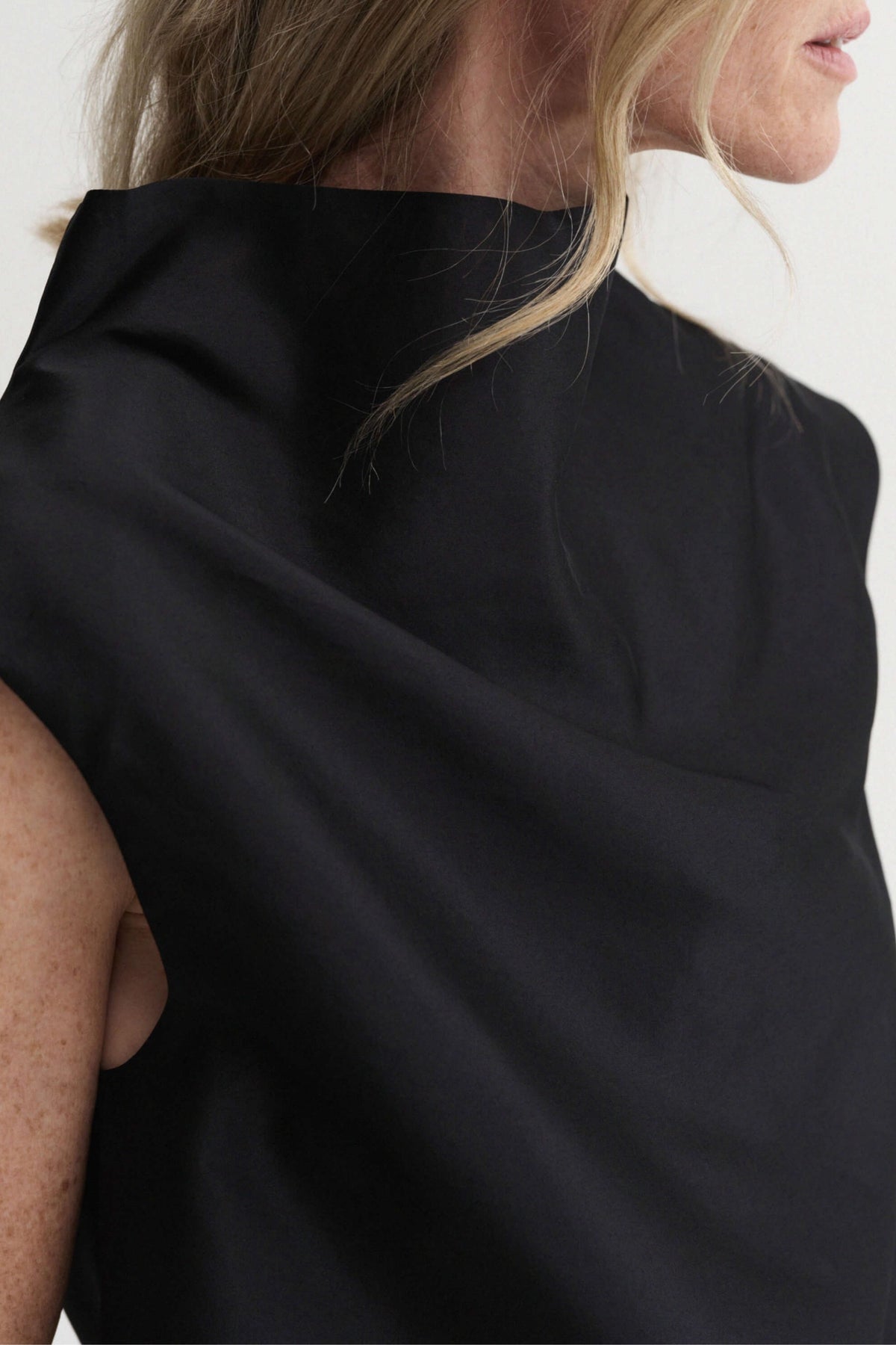 Top Kiera in Schwarz Almada Label