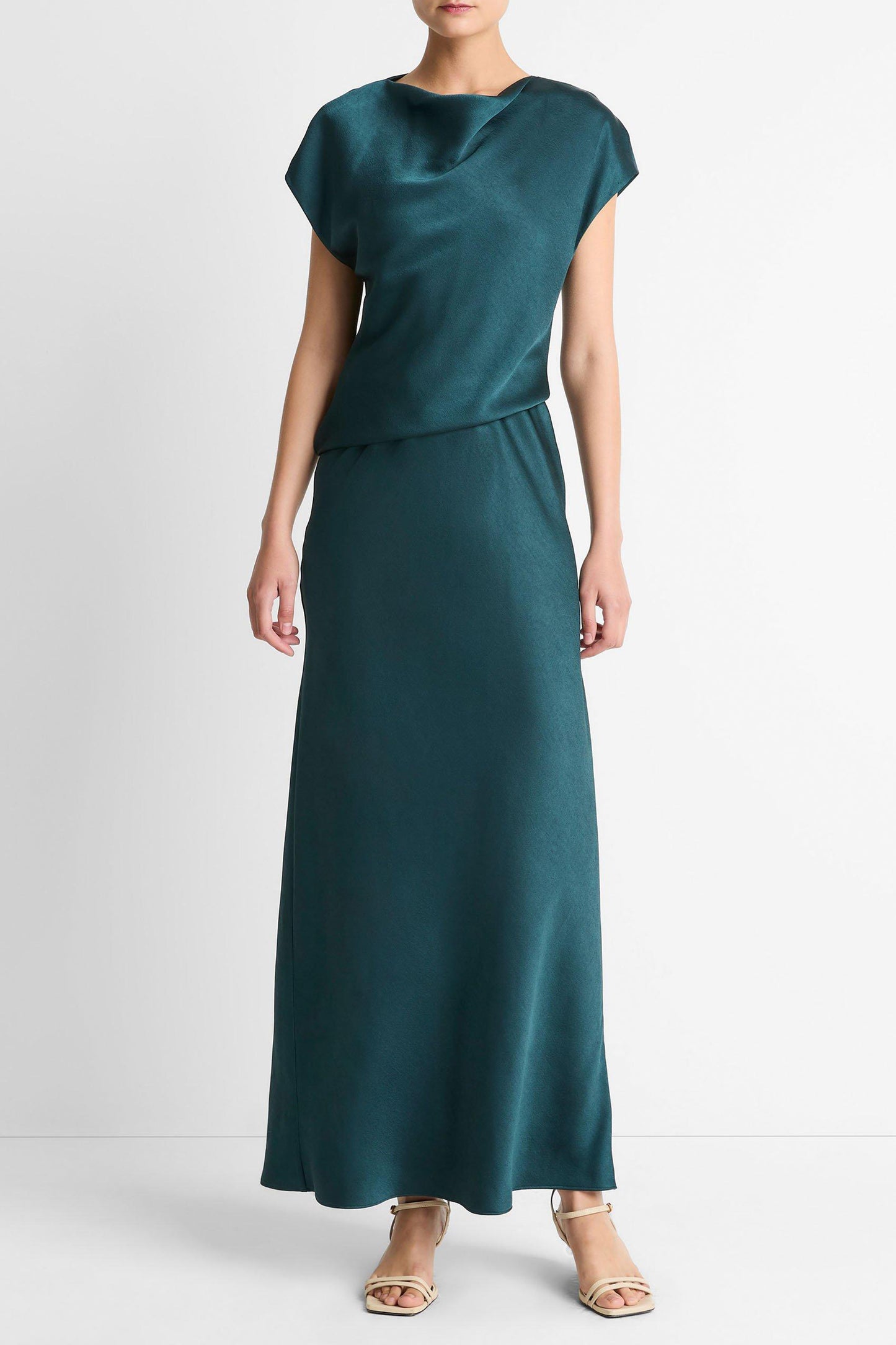 Vestido drapeado con capucha en Juniper