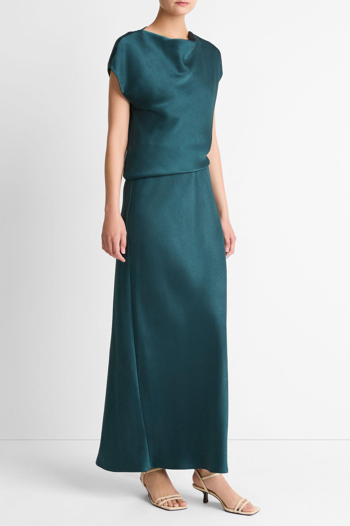 Vestido drapeado con capucha en Juniper