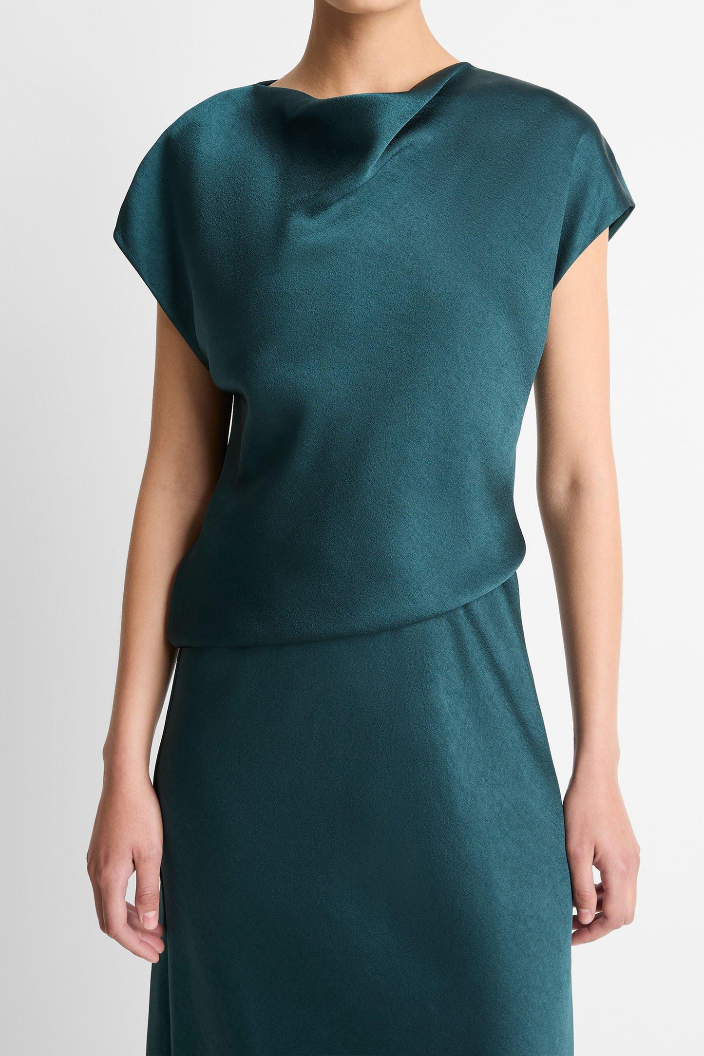 Vestido drapeado con capucha en Juniper